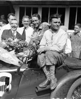 Une Alfa Roméo privée devant la Scuderia - LAT Archive